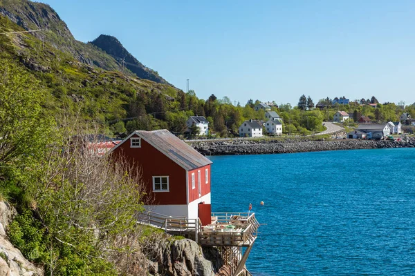 Hagyományos építészet Tind halászfaluban a Lofoten Isla — Stock Fotó
