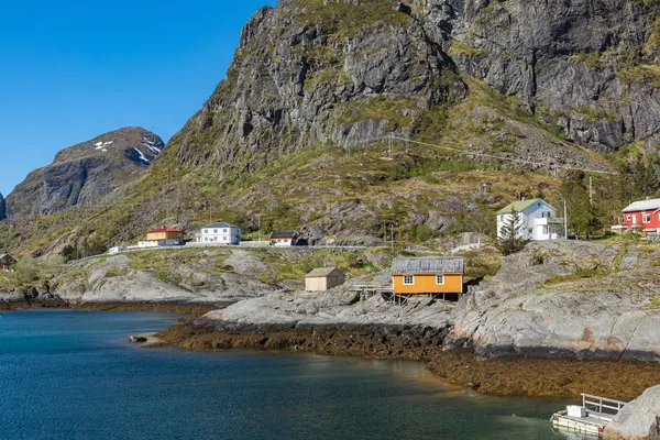 Hagyományos építészet Tind halászfaluban a Lofoten Isla — Stock Fotó