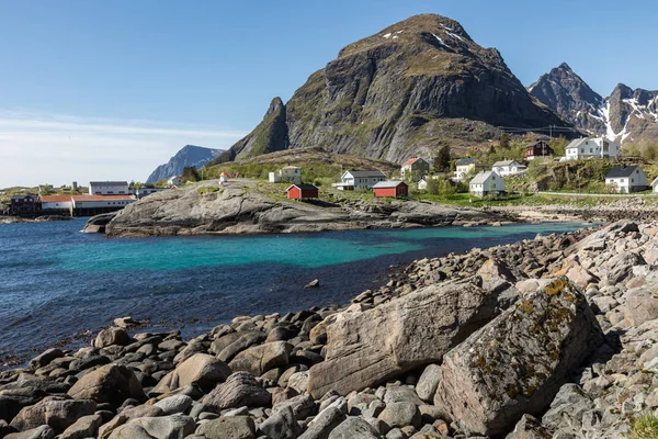 Hagyományos építészet Tind halászfaluban a Lofoten Isla — Stock Fotó