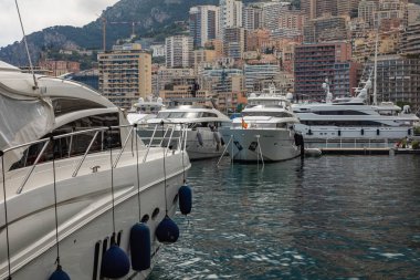 La Condamine, Monaco-04 Haziran 2019: Port Herc 'de rıhtılmış Yatlar