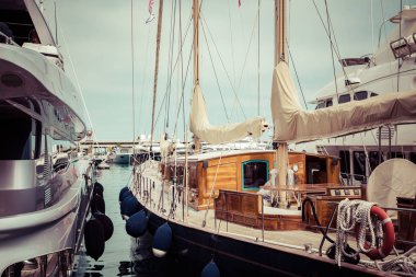 La Condamine, Monaco-04 Haziran 2019: Port Herc 'de rıhtılmış Yatlar