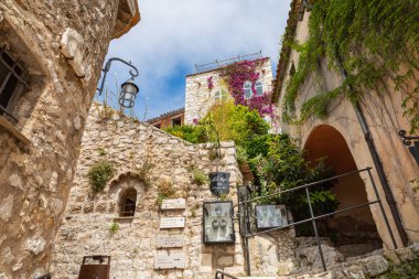 Èze, Fransa-Haziran 04, 2019: Èze eski geleneksel mimarisi