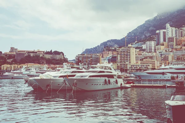 La Condamine, Μονακό-04 Ιουν, 2019: σκάφη αγκυροβολημένα στο πορτ Ηρακλή — Φωτογραφία Αρχείου