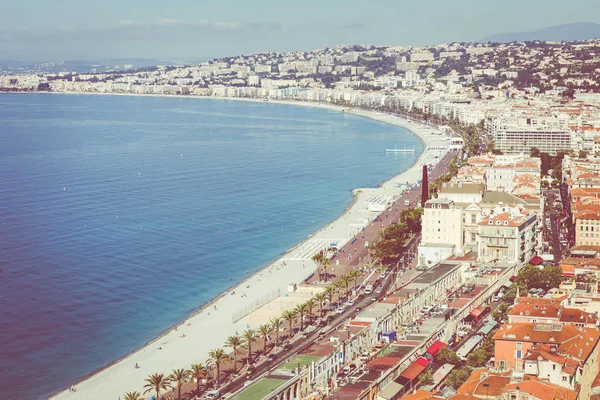 Niza, FRANCIA - 04 de junio de 2019: Vista panorámica de la costa de Niza a — Foto de Stock