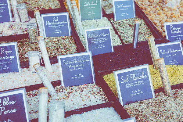 モナコの農家市場で様々なスパイス. — ストック写真