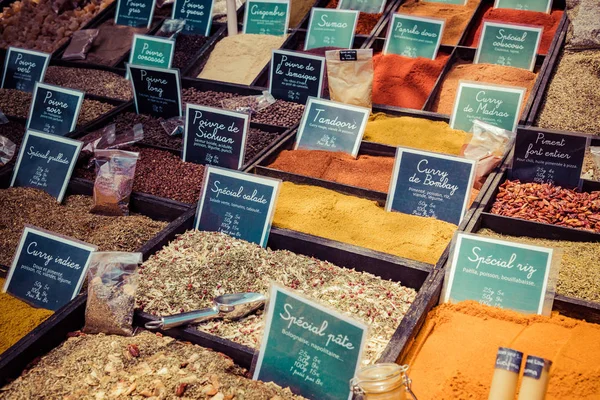 Diverse specerijen op boerenmarkt in Monaco. — Stockfoto