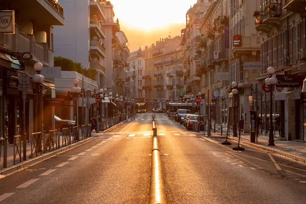 Niza, FRANCIA - 04 de junio de 2019: Hermoso amanecer en la ciudad de Niza . — Foto de Stock