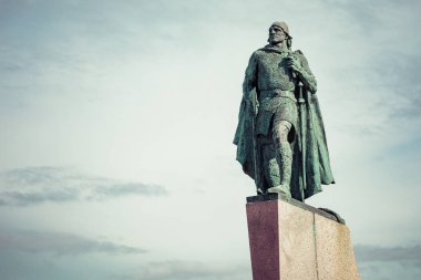 Hallgrimskirkja kateter önünde Leifur Eiriksson heykeli