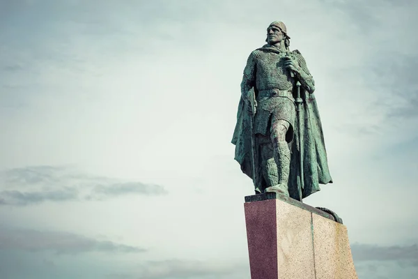 Estatua de Leifur Eiriksson frente al Hallgrimskirkja cathe —  Fotos de Stock