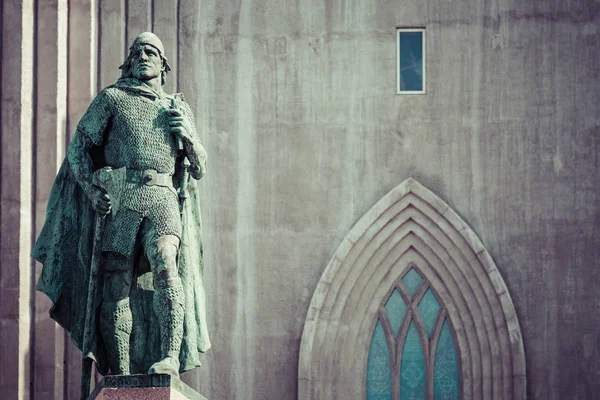 Statue de Leifur Eiriksson devant la cathe Hallgrimskirkja — Photo