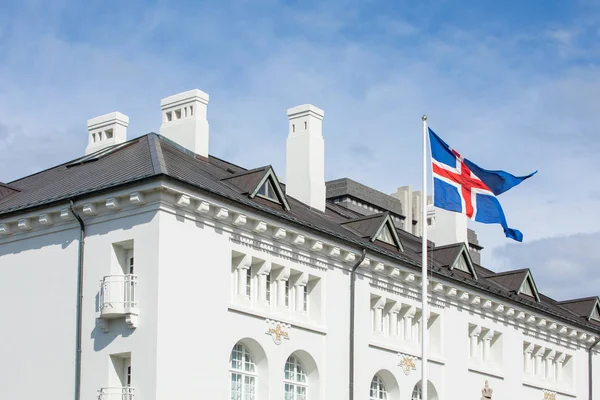 Исландский флаг против летнего неба. Рейкьявик . — стоковое фото