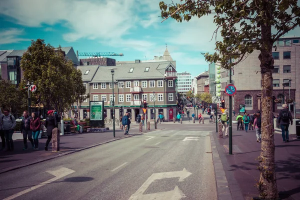 REYKJAVIK, ISLANDIA - 09 DE JUNIO DE 2019: Reykjavik city in summer tim —  Fotos de Stock