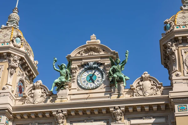 MONTE CARLO, MONACO - 04 DE JUNIO DE 2019: Fachada del edificio del Casino en una —  Fotos de Stock