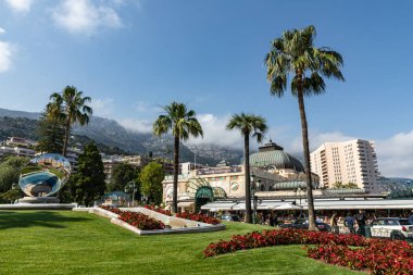 Monte Carlo, Monako - 04 Haziran 2019: Palmiye ağaçları ve berrak gökyüzü