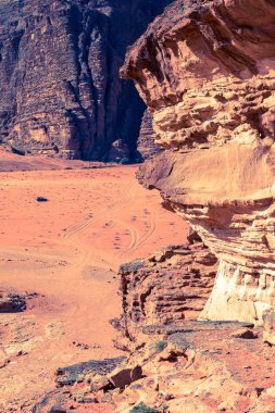 Wadi Rum, Ürdün güneşli yaz gününde kırmızı kum çölü. Orta 