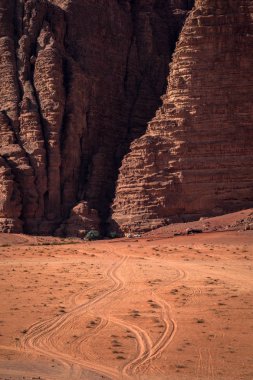 Wadi Rum, Ürdün güneşli yaz gününde kırmızı kum çölü. Orta 