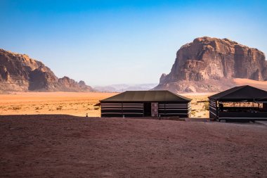 Wadi Rum güneşli yaz gününde Kırmızı kum çöl ve Bedevi kampı