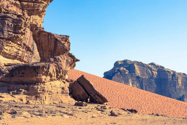 Красный песок пустыня в солнечный летний день в Вади Рам, Иордания. Средняя — стоковое фото