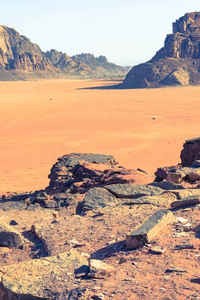 Wadi Rum, Ürdün güneşli yaz gününde kırmızı kum çölü. Orta — Stok fotoğraf