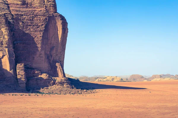 Czerwony piasek pustyni w słoneczny letni dzień w Wadi Rum, Jordania. Bliskim — Zdjęcie stockowe