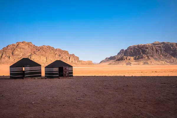 Wadi Rum güneşli yaz gününde Kırmızı kum çöl ve Bedevi kampı — Stok fotoğraf