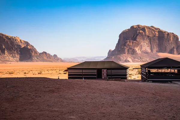 Rode zand woestijn en bedoeïenenkamp op zonnige zomerdag in Wadi Rum — Stockfoto