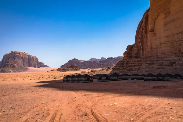 Desierto de arena roja y campamento beduino en el soleado día de verano en Wadi Rum — Foto de Stock