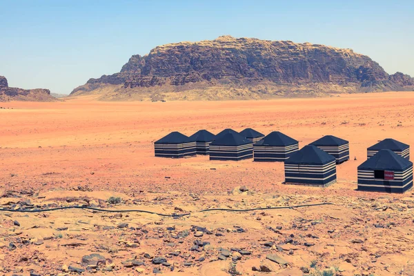 Wadi Rum güneşli yaz gününde Kırmızı kum çöl ve Bedevi kampı — Stok fotoğraf