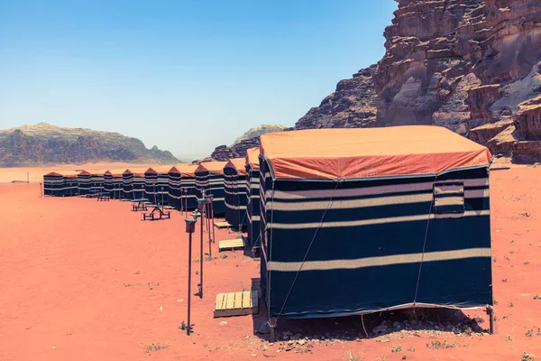 Wadi Rum güneşli yaz gününde Kırmızı kum çöl ve Bedevi kampı — Stok fotoğraf