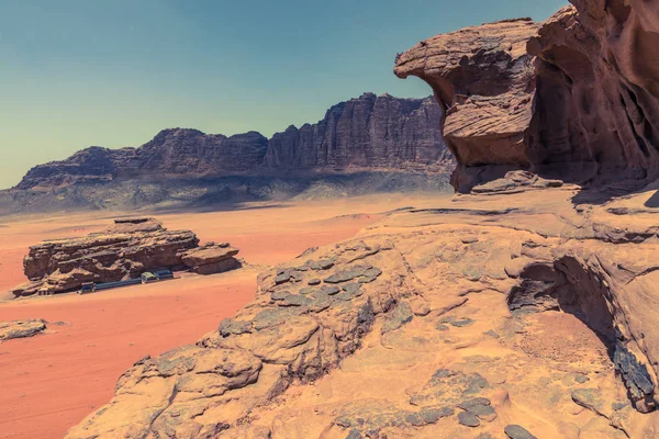 Vörös homok sivatag napos nyári napon Wadi Rum, Jordánia. Közepén — Stock Fotó