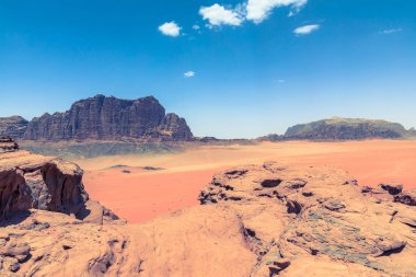 Wadi Rum, Ürdün güneşli yaz gününde kırmızı kum çölü. Orta 