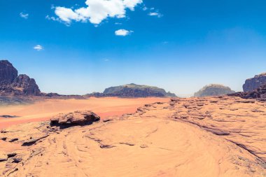 Wadi Rum, Ürdün güneşli yaz gününde kırmızı kum çölü. Orta 