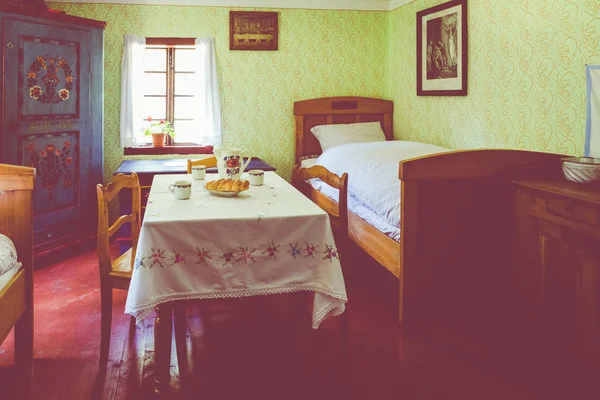 Museo al aire libre en Chorzw. Interior de la casa de madera en el parque del patrimonio. Parque Etnográfico Silesiano Superior . — Foto de Stock