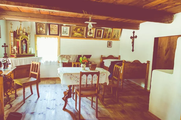 Museu ao ar livre em Chorzw. Interior da casa de campo de madeira no parque patrimonial. Parque Etnográfico Superior Silesiano . — Fotografia de Stock