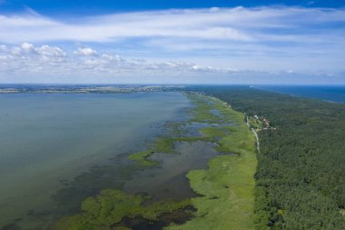 Vistula Split'in havadan görünümü. Mierzeja Wislana Peyzaj Parkı. P