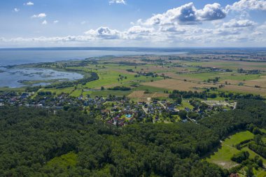 Vistula Split'in havadan görünümü. Mierzeja Wislana Peyzaj Parkı. P