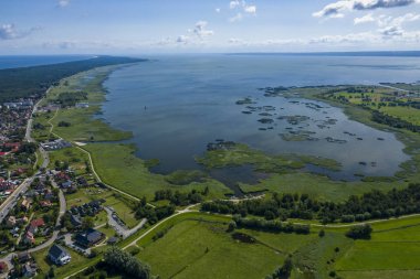 Vistula Split'in havadan görünümü. Mierzeja Wislana Peyzaj Parkı. P