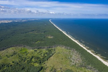 Vistula Split'in havadan görünümü. Mierzeja Wislana Peyzaj Parkı. P