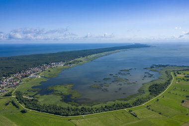 Vistula Split'in havadan görünümü. Mierzeja Wislana Peyzaj Parkı. P