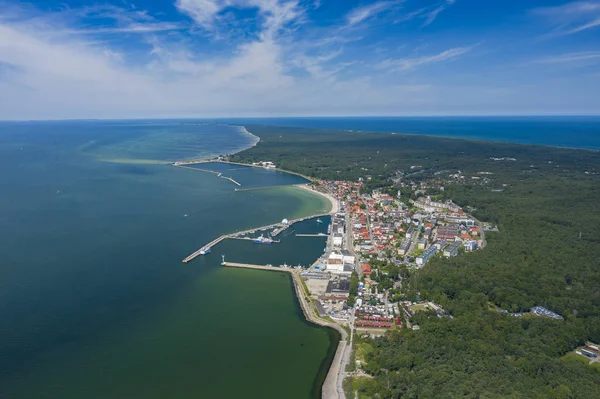 Luchtfoto van het schiereiland hel in Polen, de Baltische zee en Puck Bay — Stockfoto