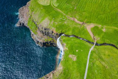 Faro Gasadalur köyünde Mulafossur şelale havadan görünümü
