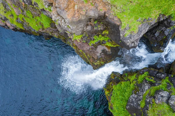 Vista aérea da cachoeira Mulafossur na aldeia de Gasadalur em Faro — Fotografia de Stock