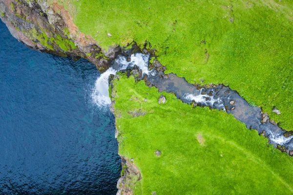 Luftaufnahme des Mulafossur-Wasserfalls im Gasadalur-Dorf in Faro — Stockfoto