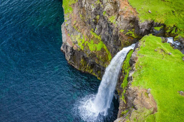 Vista aérea da cachoeira Mulafossur na aldeia de Gasadalur em Faro — Fotografia de Stock