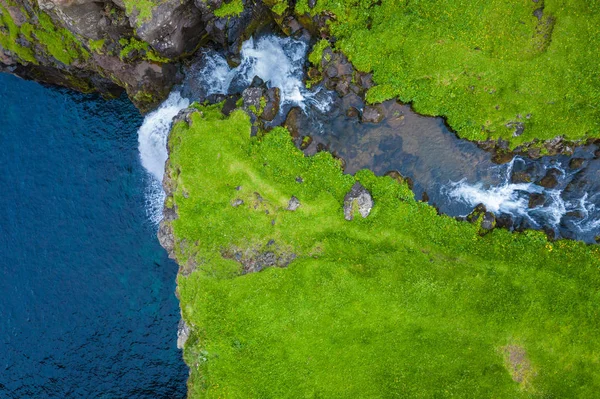 Flygbild över Mulafossur vattenfall i Gasadalur byn i Faro — Stockfoto