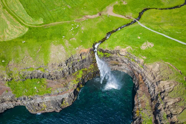 Vue aérienne de la cascade de Mulafossur dans le village de Gasadalur à Faro — Photo