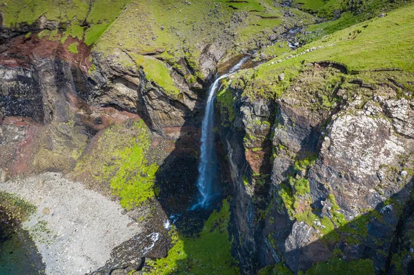 Vista aérea da cachoeira Mulafossur na aldeia de Gasadalur em Faro — Fotografia de Stock
