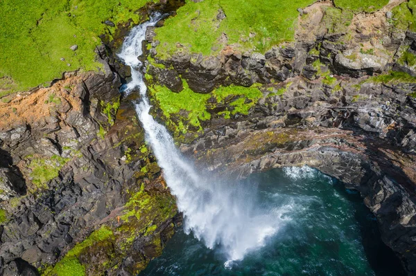 Luftaufnahme des Mulafossur-Wasserfalls im Gasadalur-Dorf in Faro — Stockfoto