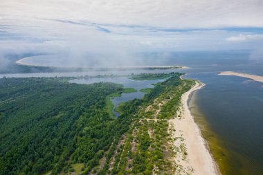 Baltık denizine Vistula nehir ağız havadan görünümü. Polonya