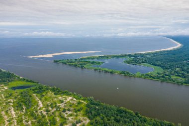 Baltık denizine Vistula nehir ağız havadan görünümü. Polonya